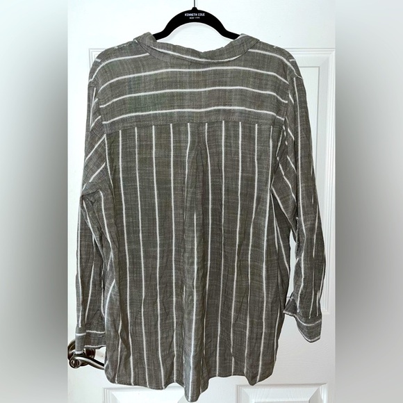 Rock & Republic Gray and White Striped Button Up Shirt XXL - Picture 3 of 3